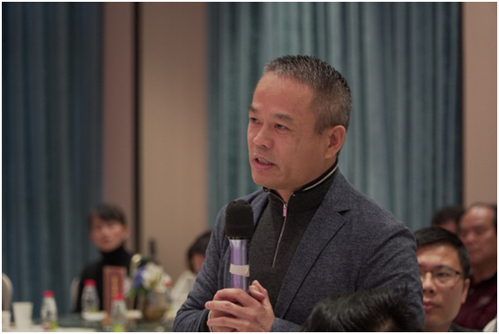 海南畫(huà)王文華傳播有限公司董事長(zhǎng)陳潤(rùn)。符敦孝攝